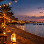 Strandpromenade mit Laternen und Palmen bei Sonnenuntergang in Hurghada im Oktober