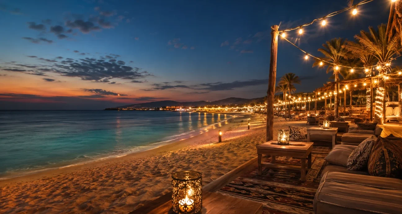 Beleuchtete Strandlounge am Meer in Hurghada bei Sonnenuntergang im Juli.