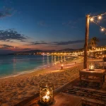 Beleuchtete Strandlounge am Meer in Hurghada bei Sonnenuntergang im Juli.