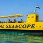 Gelbes Glasbodenboot Royal Seascope auf dem t&uuml;rkisfarbenen Meer vor Hurghada