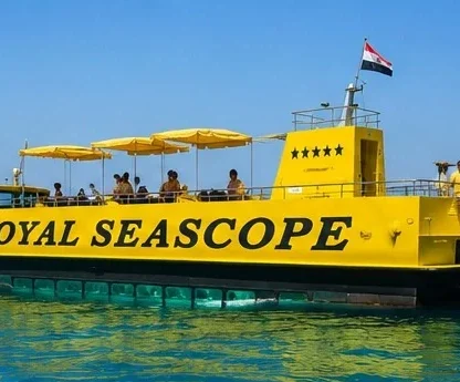 Gelbes Glasbodenboot Royal Seascope auf dem t&uuml;rkisfarbenen Meer vor Hurghada