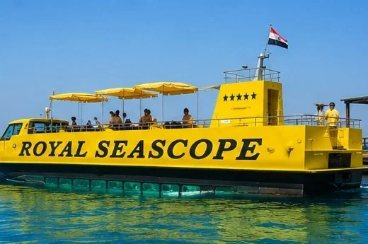 Gelbes Glasbodenboot Royal Seascope auf dem t&uuml;rkisfarbenen Meer vor Hurghada