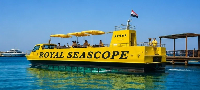 Gelbes Glasbodenboot Royal Seascope auf dem t&uuml;rkisfarbenen Meer vor Hurghada