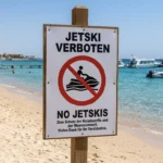 Schild &bdquo;Jetski verboten" am Strand von Hurghada zum Schutz der Korallenriffe.