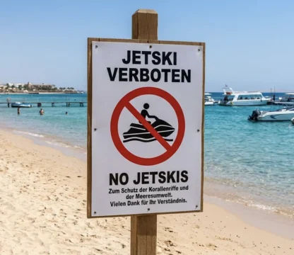 Schild &bdquo;Jetski verboten" am Strand von Hurghada zum Schutz der Korallenriffe.