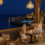 Romantisches Abendessen auf Meerblick-Terrasse eines Hotels in Hurghada bei Nacht