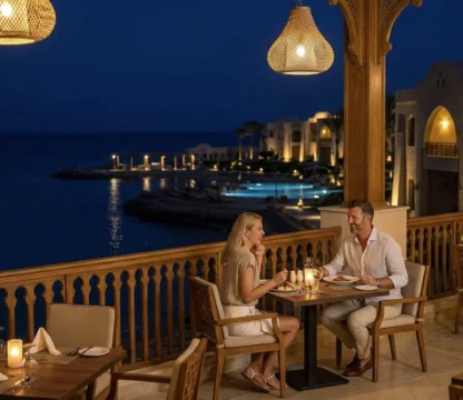 Romantisches Abendessen auf Meerblick-Terrasse eines Hotels in Hurghada bei Nacht