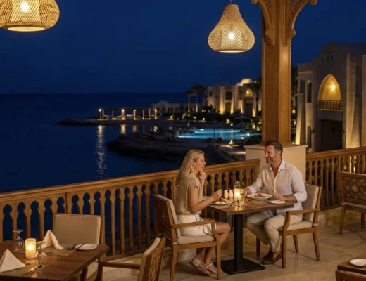 Romantisches Abendessen auf Meerblick-Terrasse eines Hotels in Hurghada bei Nacht