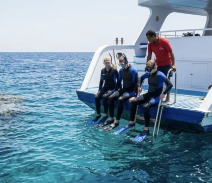Schnorchler bereiten sich am Bootsheck auf einen Tauchgang im Roten Meer bei Hurghada vor.