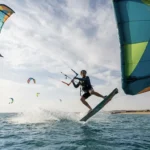 Kitesurfer springt &uuml;ber das t&uuml;rkisfarbene Wasser von Soma Bay am Roten Meer.
