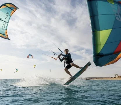Kitesurfer springt &uuml;ber das t&uuml;rkisfarbene Wasser von Soma Bay am Roten Meer.