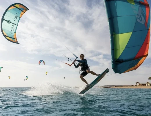 Kitesurfer springt &uuml;ber das t&uuml;rkisfarbene Wasser von Soma Bay am Roten Meer.