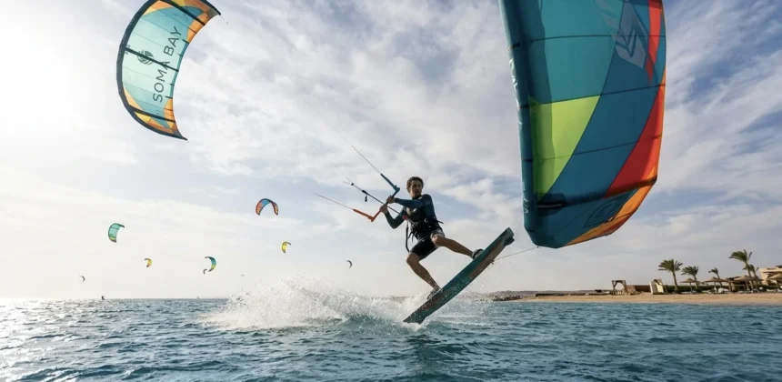 Kitesurfer springt &uuml;ber das t&uuml;rkisfarbene Wasser von Soma Bay am Roten Meer.