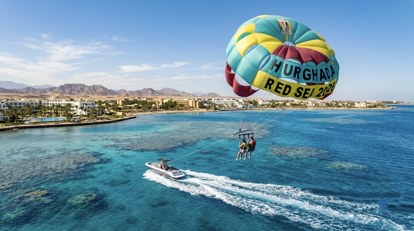 Parasailing &uuml;ber dem t&uuml;rkisfarbenen Roten Meer vor der K&uuml;ste Hurghadas