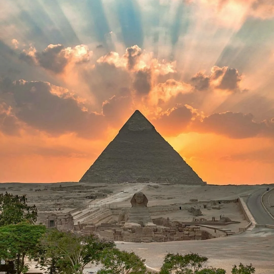 Sonnenuntergang über der Cheops-Pyramide und der Sphinx von Gizeh