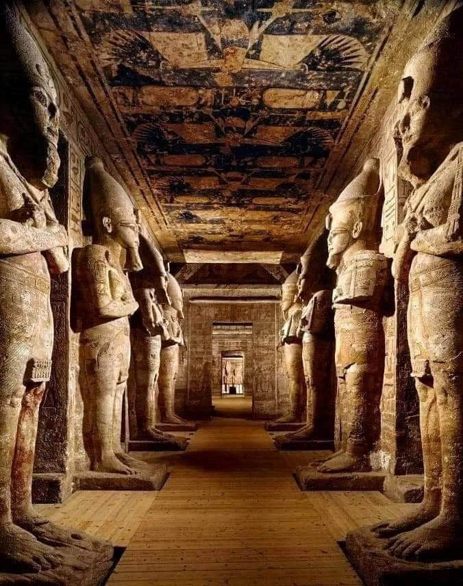 Innenhalle des Abu-Simbel-Tempels mit Osiris-Statuen von Ramses II. und bemalter Deckendekoration.