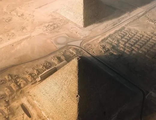 Luftaufnahme der Pyramiden von Gizeh mit angrenzender W&uuml;stenlandschaft und Stra&szlig;en bei Sonnenuntergang.