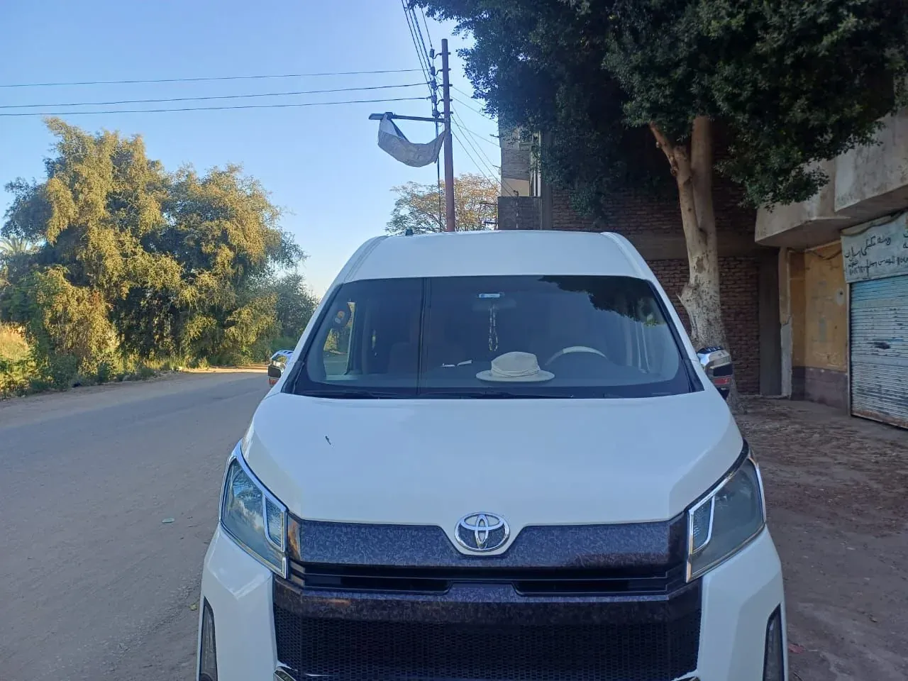 Weißer Toyota-Kleinbus für den Landtransfer zwischen Hurghada und Kairo