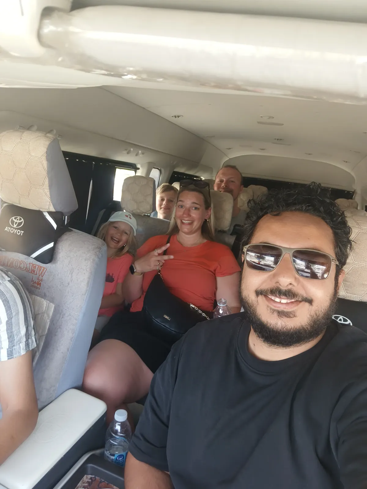 Familie mit Kindern während der Busfahrt nach Kairo