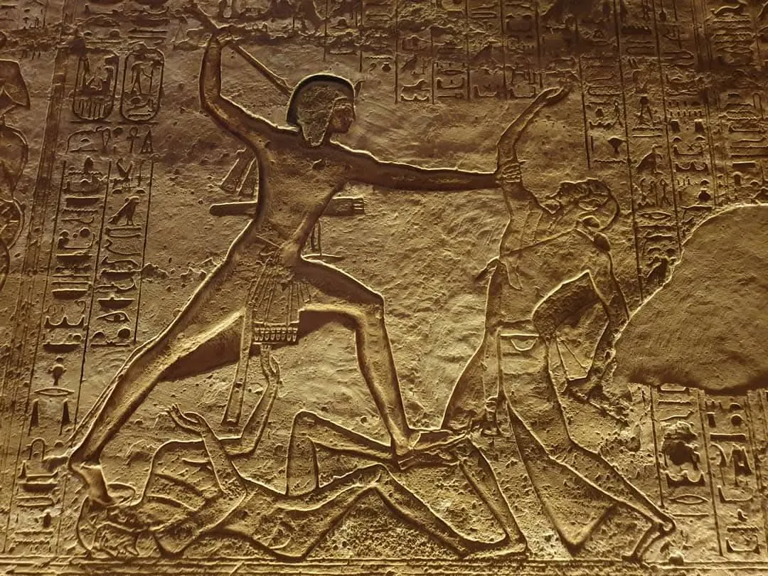 Goldbeleuchtetes Relief eines Pharaos mit Hieroglyphentext