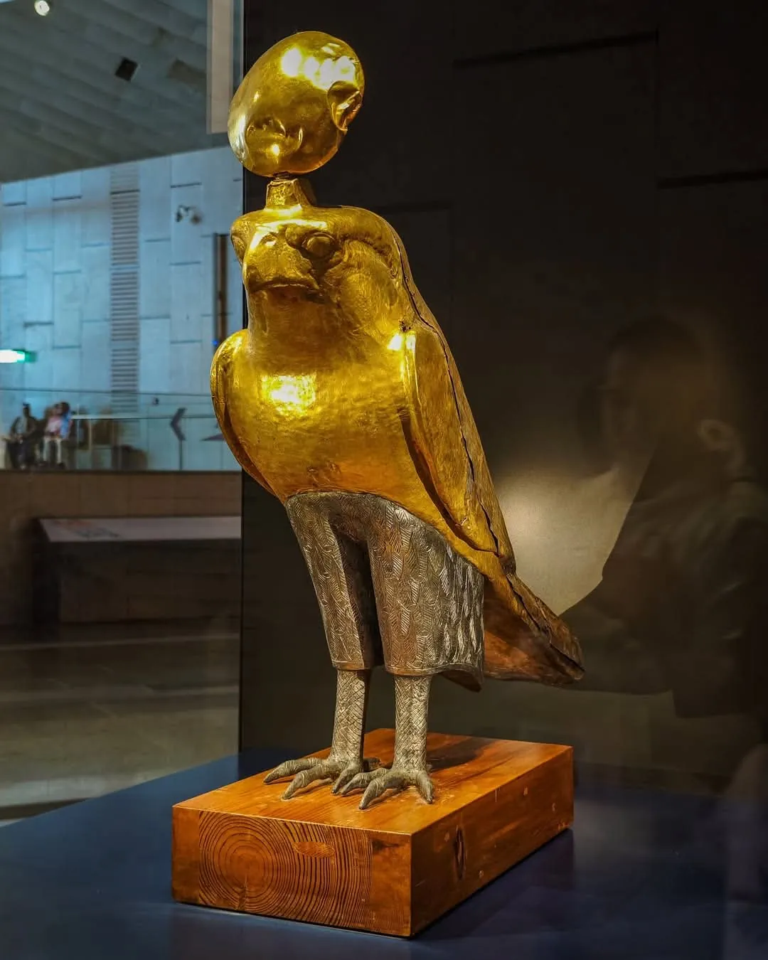 Vergoldete Horus-Falkenstatue im Grand Egyptian Museum