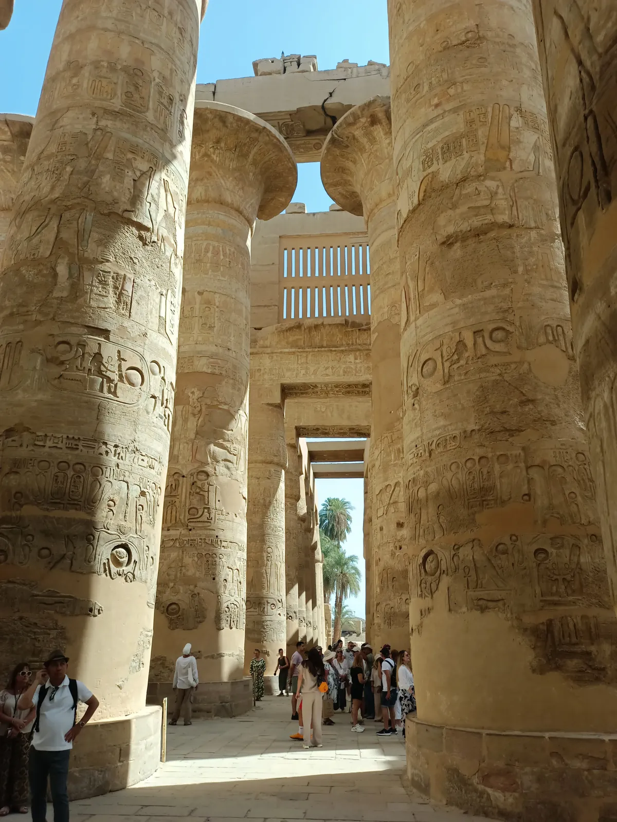 Gro&szlig;e S&auml;ulenhalle des Karnak-Tempels in Luxor mit Touristengruppe