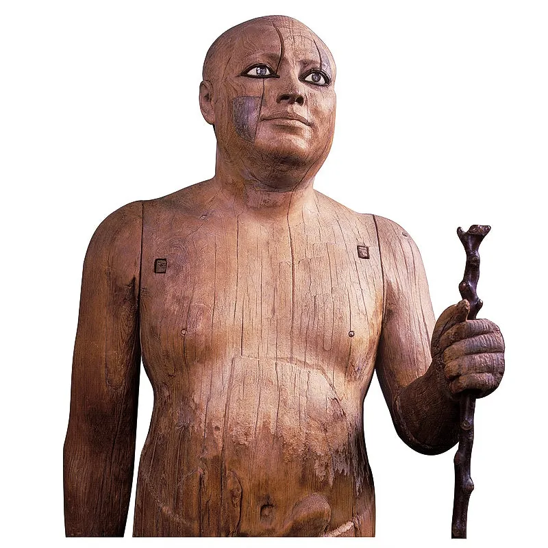 Hölzerne Statue eines ägyptischen Gottes mit Stab im Museum