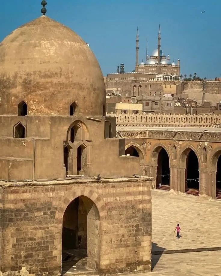 Ibn-Tulun-Moschee in Kairo mit Blick auf die Mohamed-Ali-Moschee