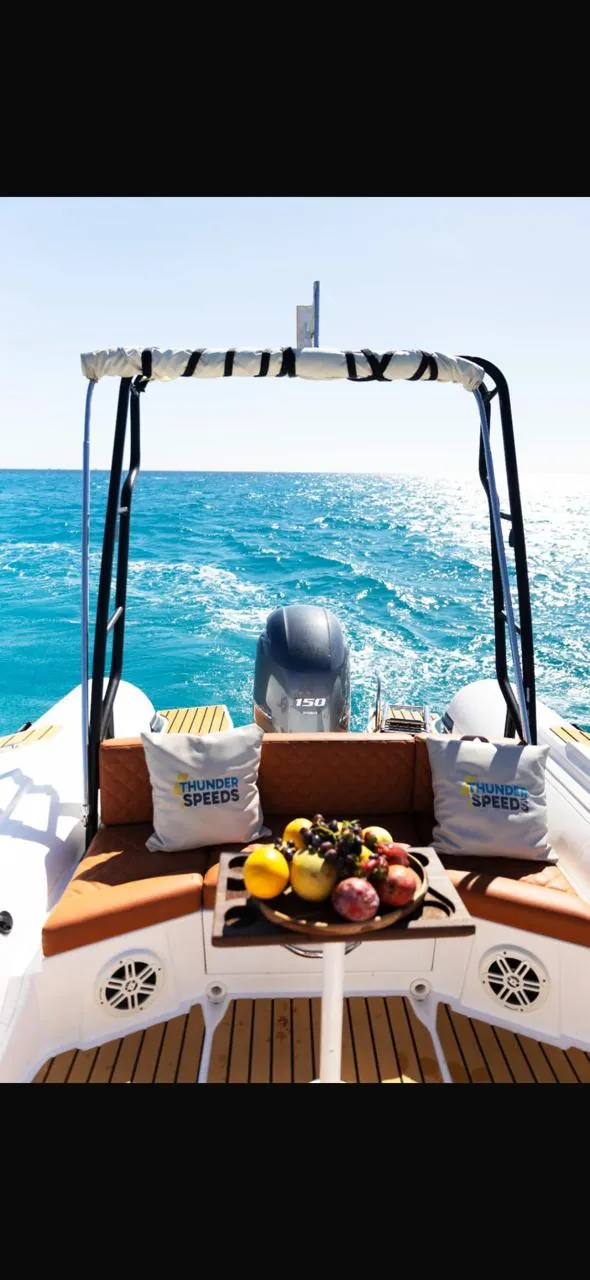 Privates Speedboot mit Obstplatte an Deck im Roten Meer