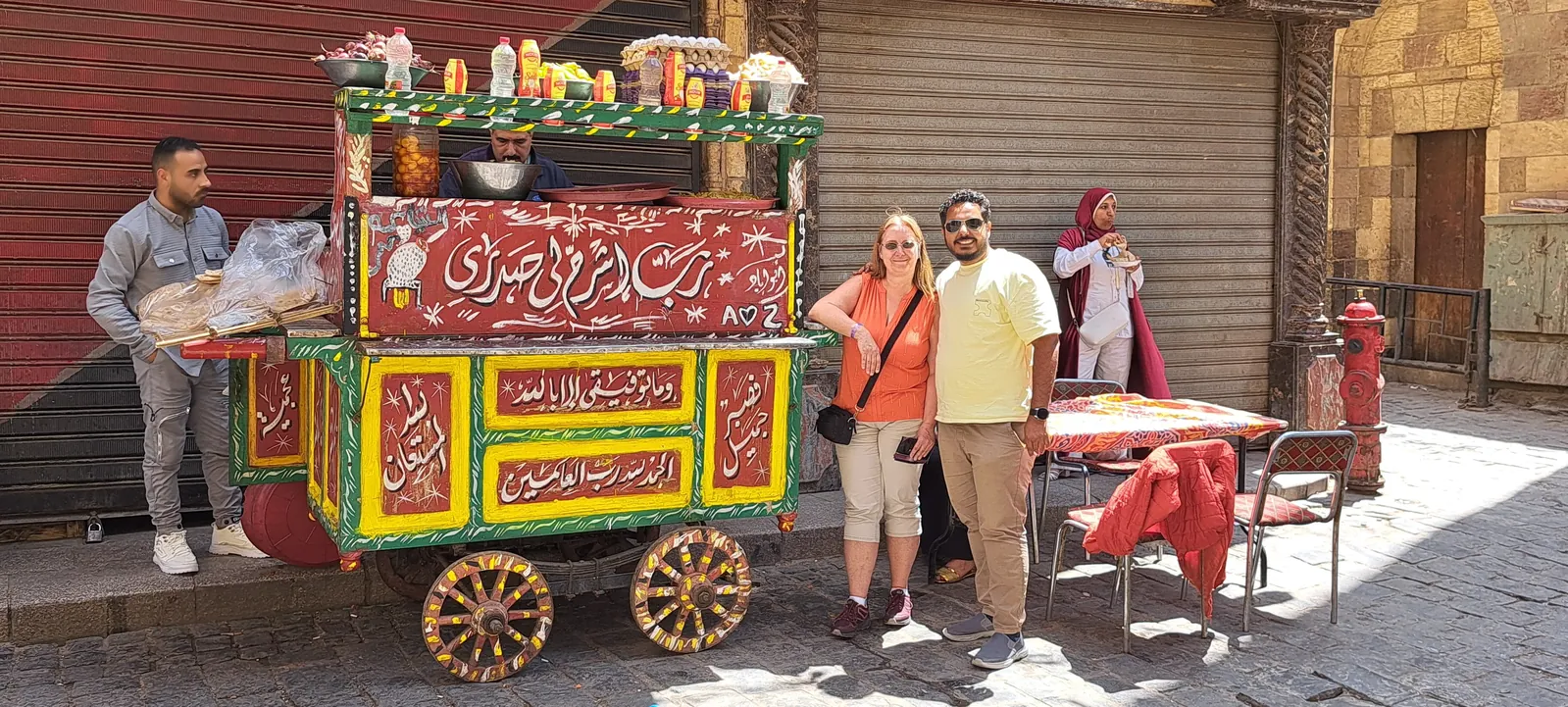 Straßenverkäufer mit traditionellem Wagen in Kairo – Trinkgeld gehört in Ägypten zum Alltag