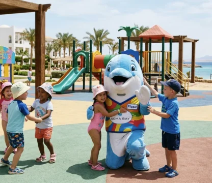 Kinderclub mit Delfin-Maskottchen auf dem Kinderspielplatz eines Familienhotels in Sahl Hasheesh