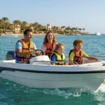 Familie f&auml;hrt mit Motorboot vor der K&uuml;ste von El Gouna