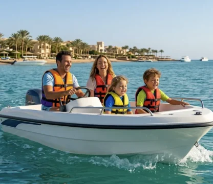 Familie f&auml;hrt mit Motorboot vor der K&uuml;ste von El Gouna
