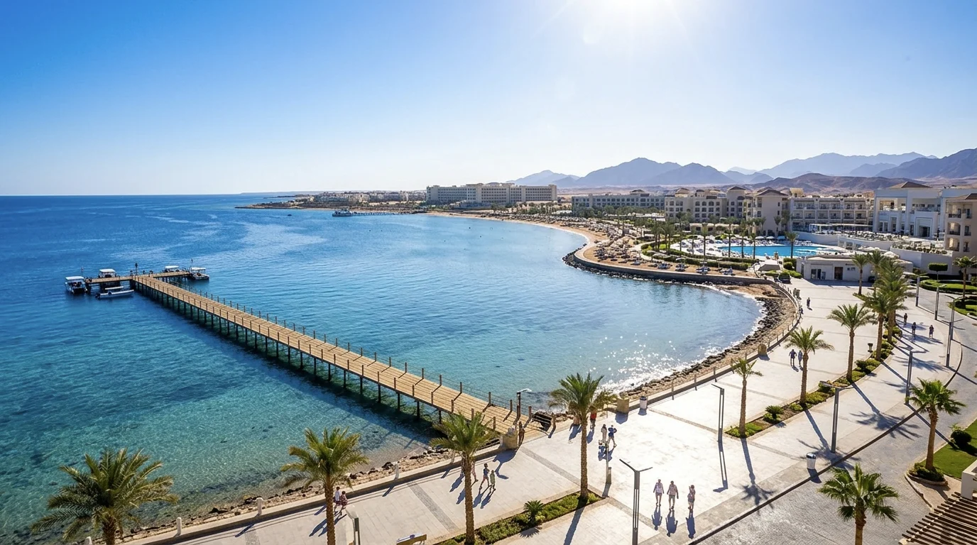 Strandpromenade mit Hotelanlage und Steg am Meer in Sahl Hasheesh